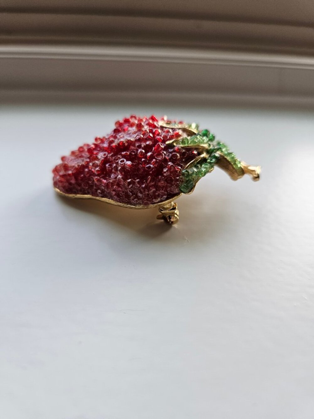 RARE & VINTAGE WEISS GLAZED STRAWBERRY CRYSTAL BROOCH /PIN IN HEAVY GOLD SETTING - Picture 8 of 15